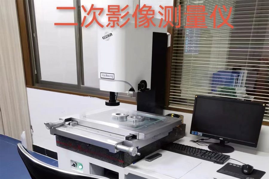 Máquina de medição visual 2.5D de alta precisão utilizada para inspeção sem contato de peças usinadas por CNC, garantindo precisão e qualidade.