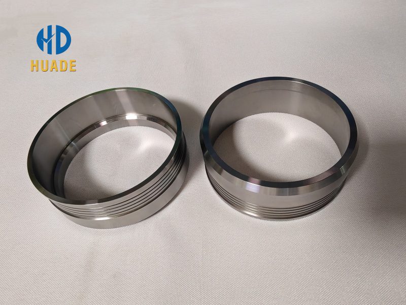 Peças de alojamento de rolamentos em aço inoxidável usinadas por CNC com tolerâncias rigorosas.