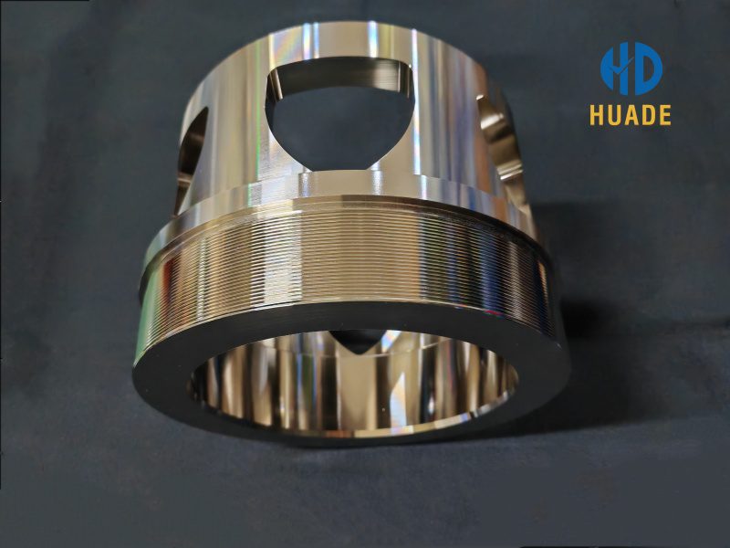 Peça de maquinário industrial usinada por CNC com acabamento superficial de precisão.