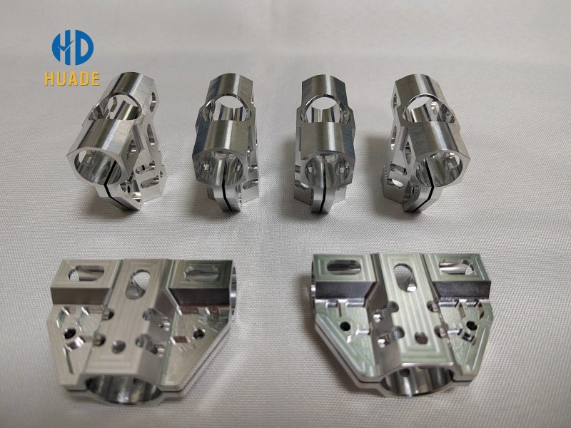 Peças de alumínio usinadas por CNC para robôs, destinadas a sistemas de automação e robótica.