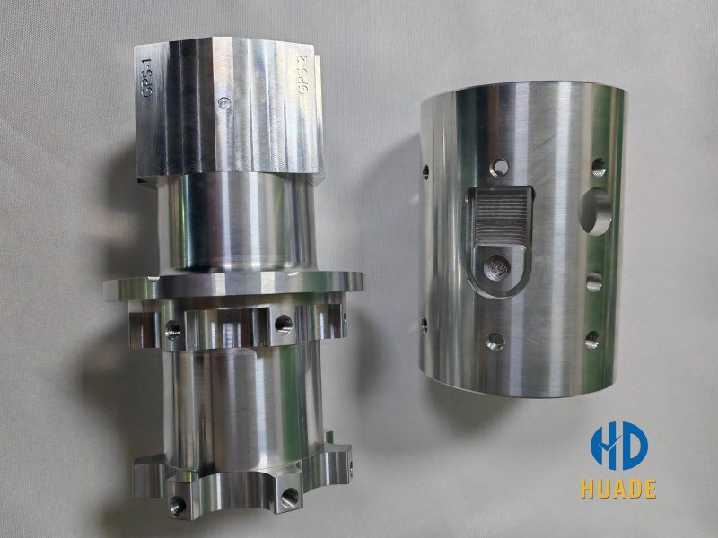 Peças automotivas usinadas em CNC para sistemas de transmissão, personalizadas com alta precisão.