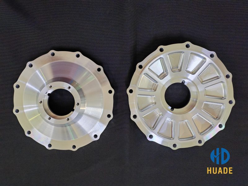 Peças de carcaça de caixa de câmbio automotiva usinadas em CNC com precisão em alumínio.