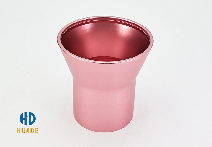 Peça em alumínio anodizado usinado em CNC com acabamento superficial em vermelho metálico para aplicações estéticas.