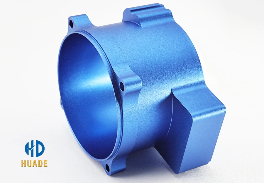 Peça usinada em CNC com anodização azul e acabamento superficial obtido por usinagem CNC.