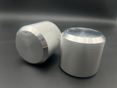 Botões de amplificador usinados em alumínio com acabamento serrilhado CNC de precisão