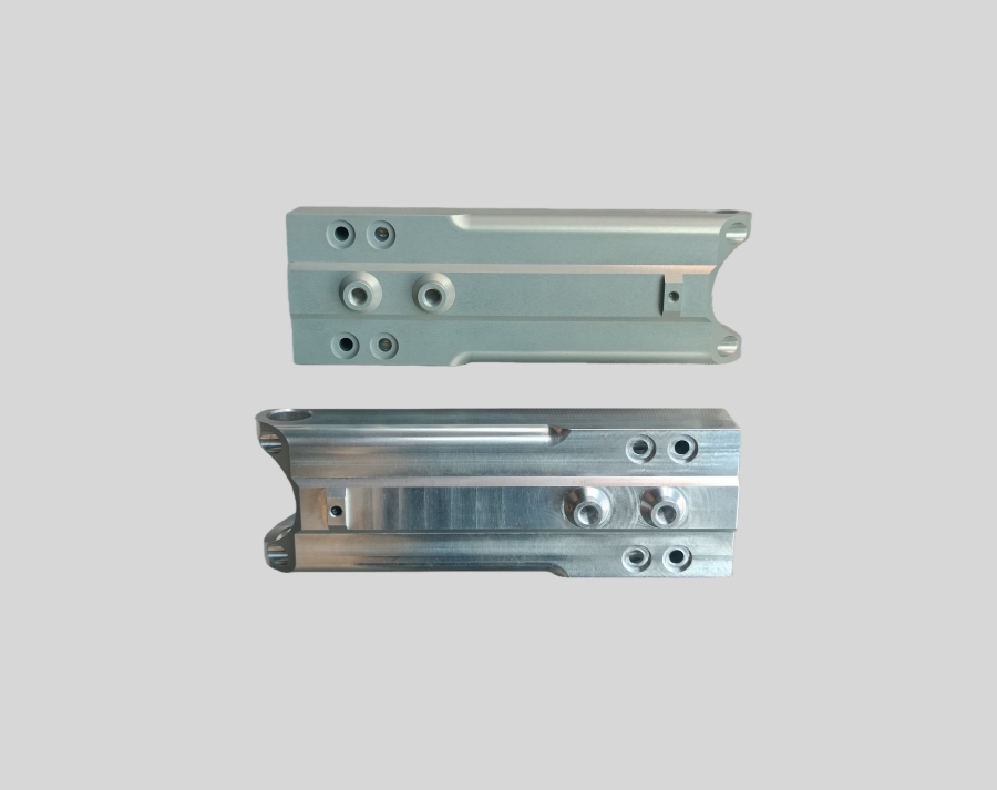 Bloque de colector de compresor de aire mecanizado por CNC con puertos de precisión y tratamiento de superficies críticas para el sellado.