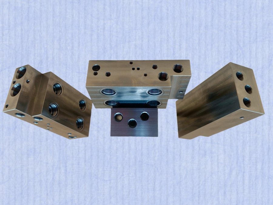 Mecanizado CNC de bloques de colectores de válvulas hidráulicas con enrutamiento multipuerto y puertos roscados