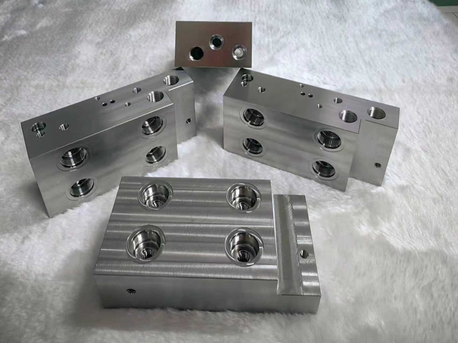 Bloques hidráulicos mecanizados mediante CNC con puertos y superficies de sellado de precisión