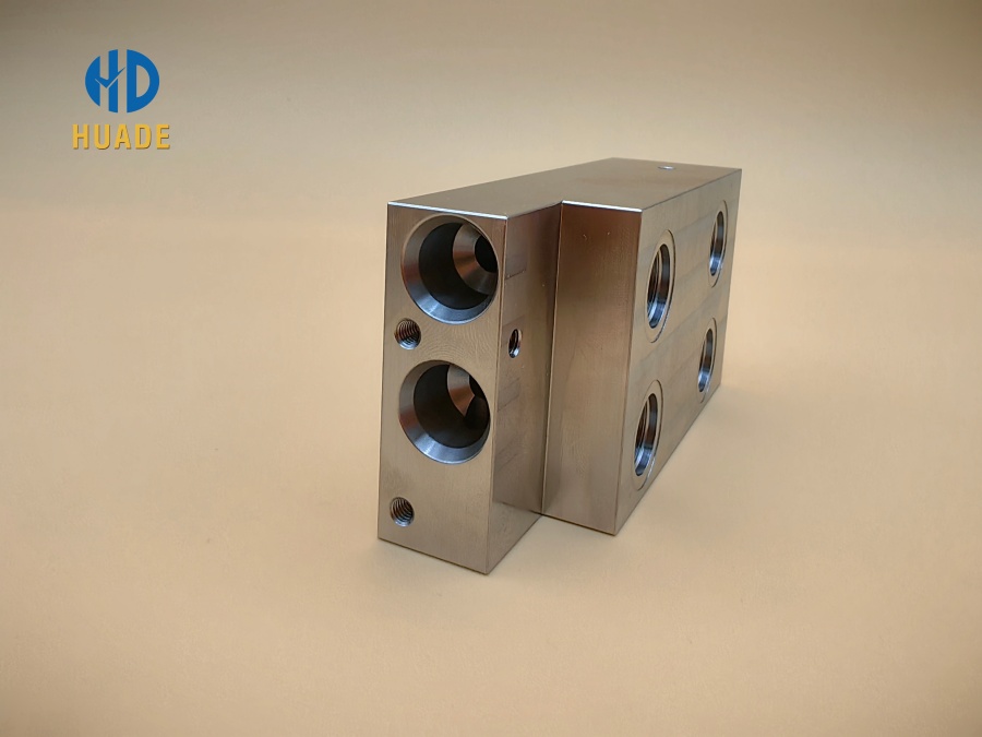 Diseño de bloque colector de alta presión con puertos internos optimizados para sistemas hidráulicos.