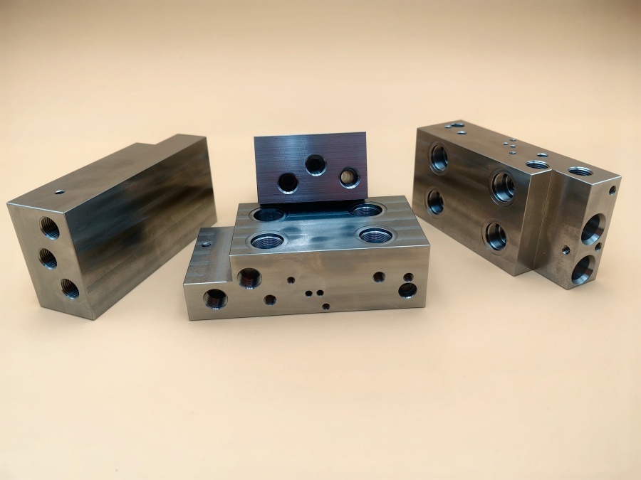 Bloque colector de acero inoxidable de precisión mecanizado con CNC por Huade