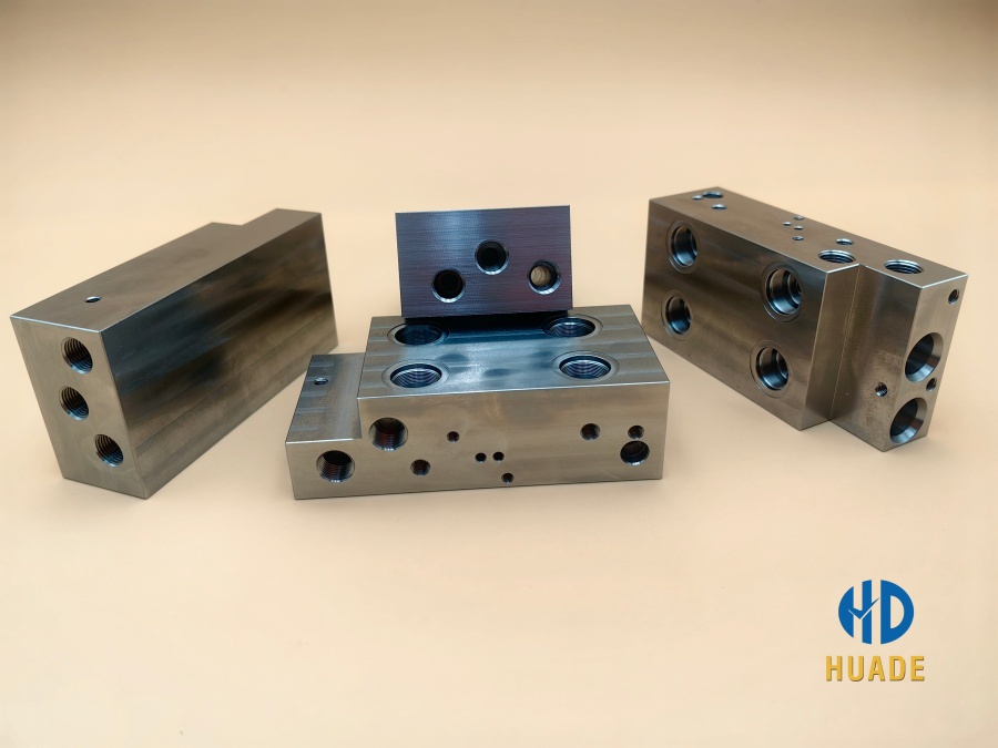 Bloques colectores personalizados de precisión mecanizados con CNC por Huade con puertos internos complejos.