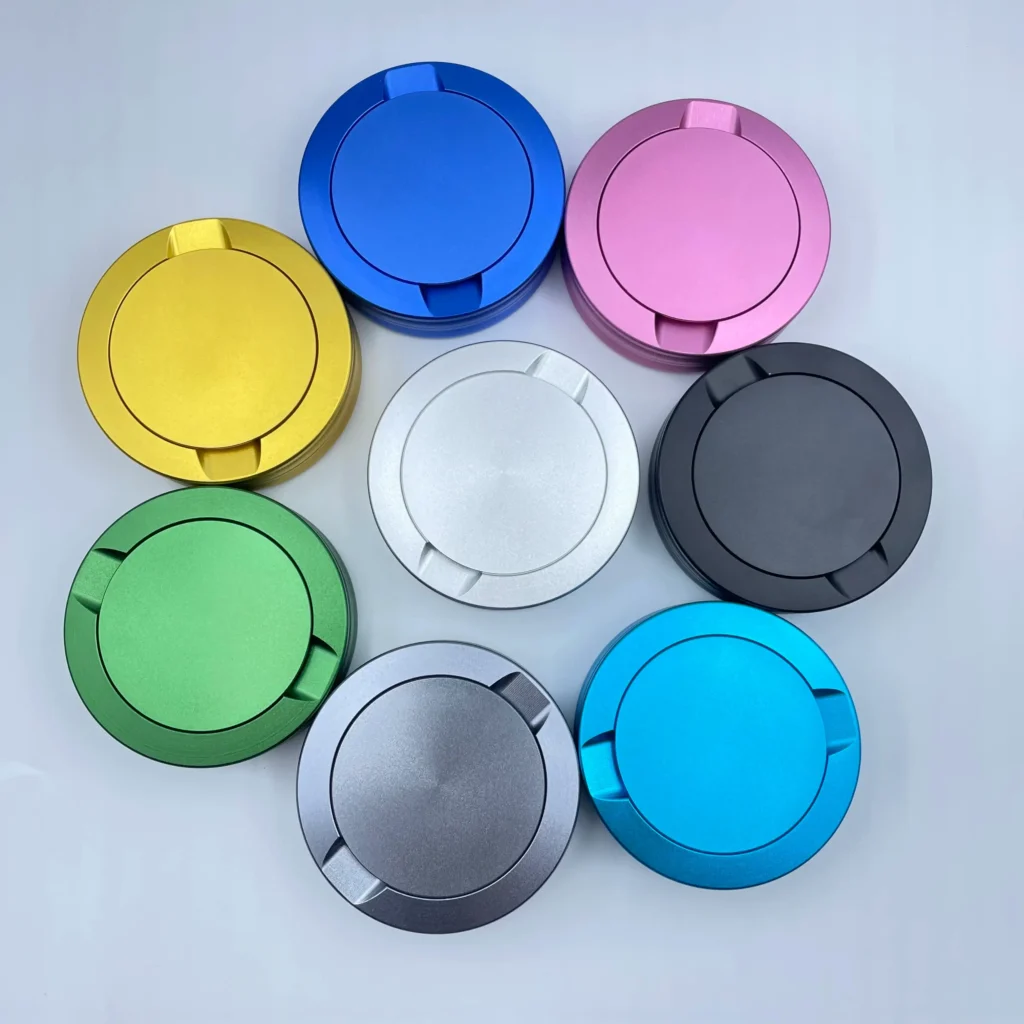 Una variedad de coloridas latas de snus de aluminio anodizado, como negro, azul, plateado y dorado.