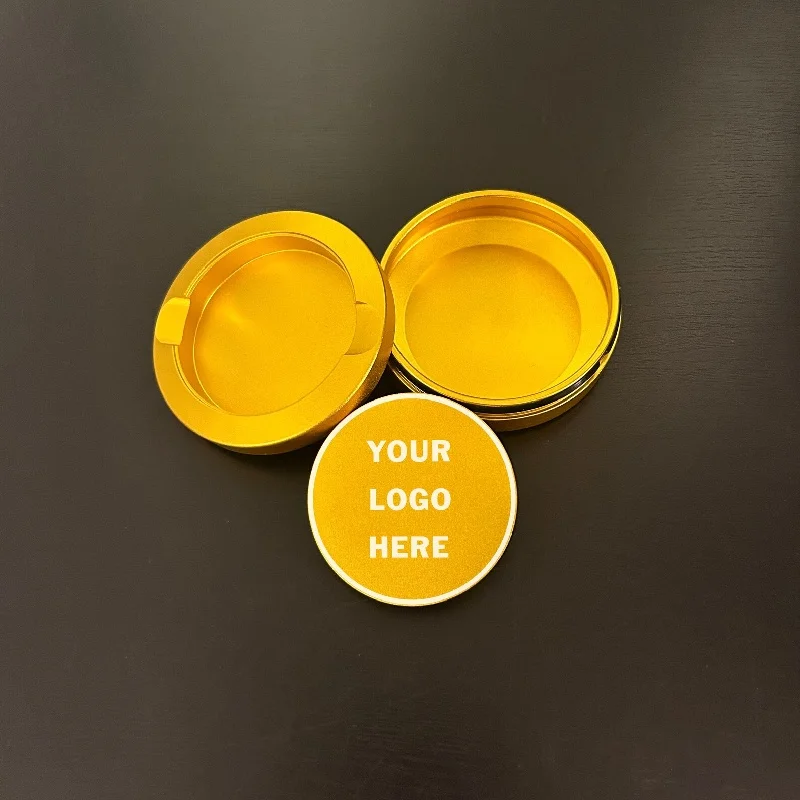 Primer plano de una lata de snus mecanizada por CNC en negro mate con un acabado de superficie lisa.